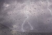 Carte du Maroc sous alerte météo, illustrant les zones touchées par de fortes pluies, des chutes de neige et des vents violents.