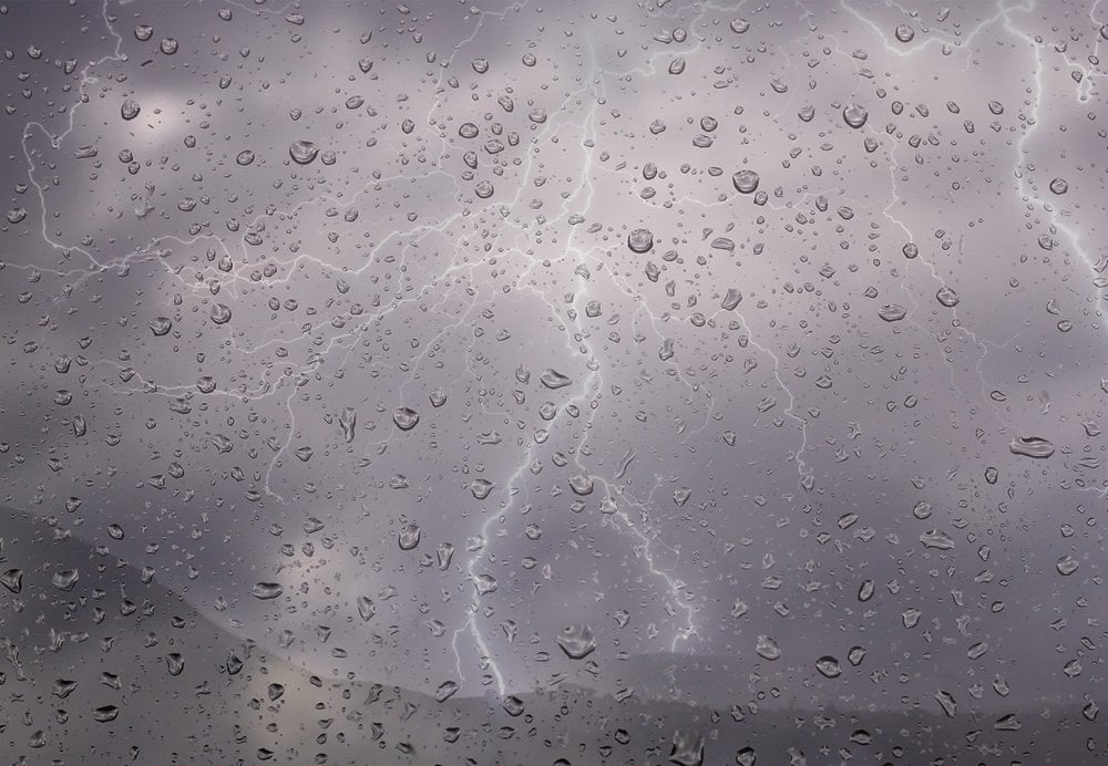 Carte du Maroc sous alerte météo, illustrant les zones touchées par de fortes pluies, des chutes de neige et des vents violents.