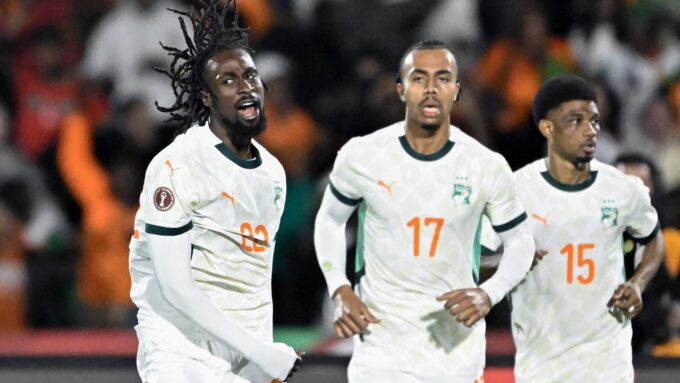 L'attaquant ivoirien Evann Guessand célébrant un but avec ses coéquipiers Guela Doué et Amad Diallo lors du match Côte d'Ivoire contre Gabon à la CAN 2025.