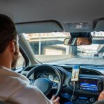 Panneau de signalisation routière avec des symboles de radars, contrôle technique et stationnement, représentant les changements de 2026.