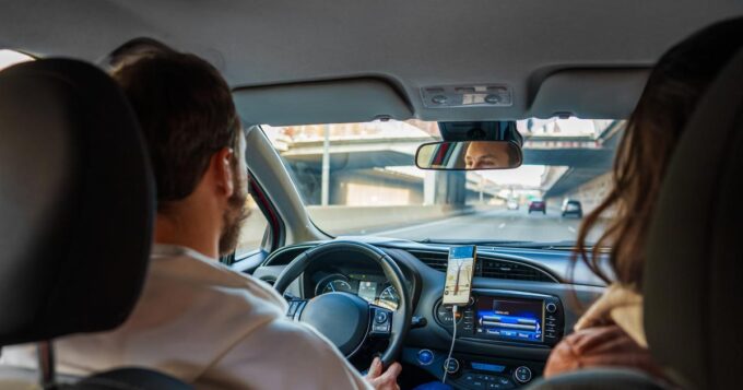Panneau de signalisation routière avec des symboles de radars, contrôle technique et stationnement, représentant les changements de 2026.