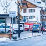 Scène de l'incendie et des secours devant le bar dévasté à Crans-Montana, Suisse, le 1er janvier 2026.