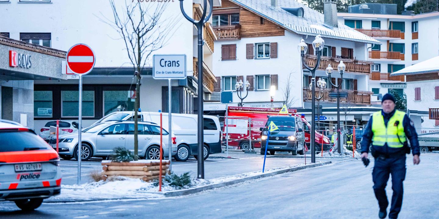 Scène de l'incendie et des secours devant le bar dévasté à Crans-Montana, Suisse, le 1er janvier 2026.