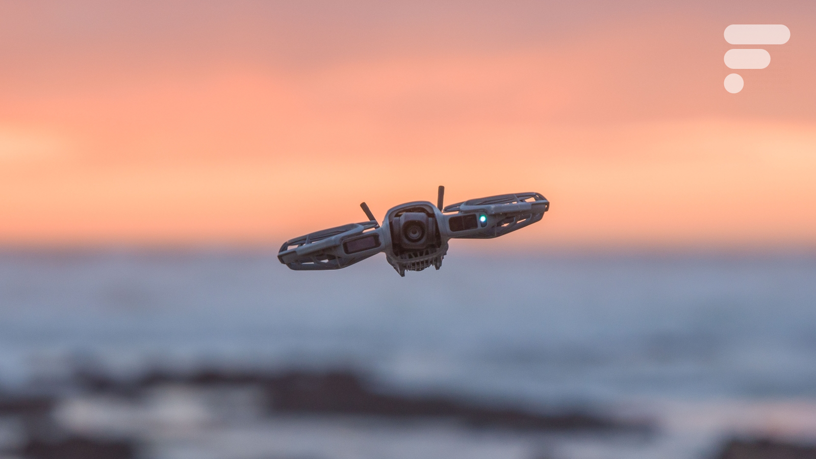 Drone DJI Neo 2 ultra-compact avec hélices protégées, en vol ou posé, illustrant sa petite taille et sa robustesse.