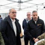 Scène de désolation après l'incendie du bar Le Constellation à Crans-Montana, avec des policiers et des secouristes.