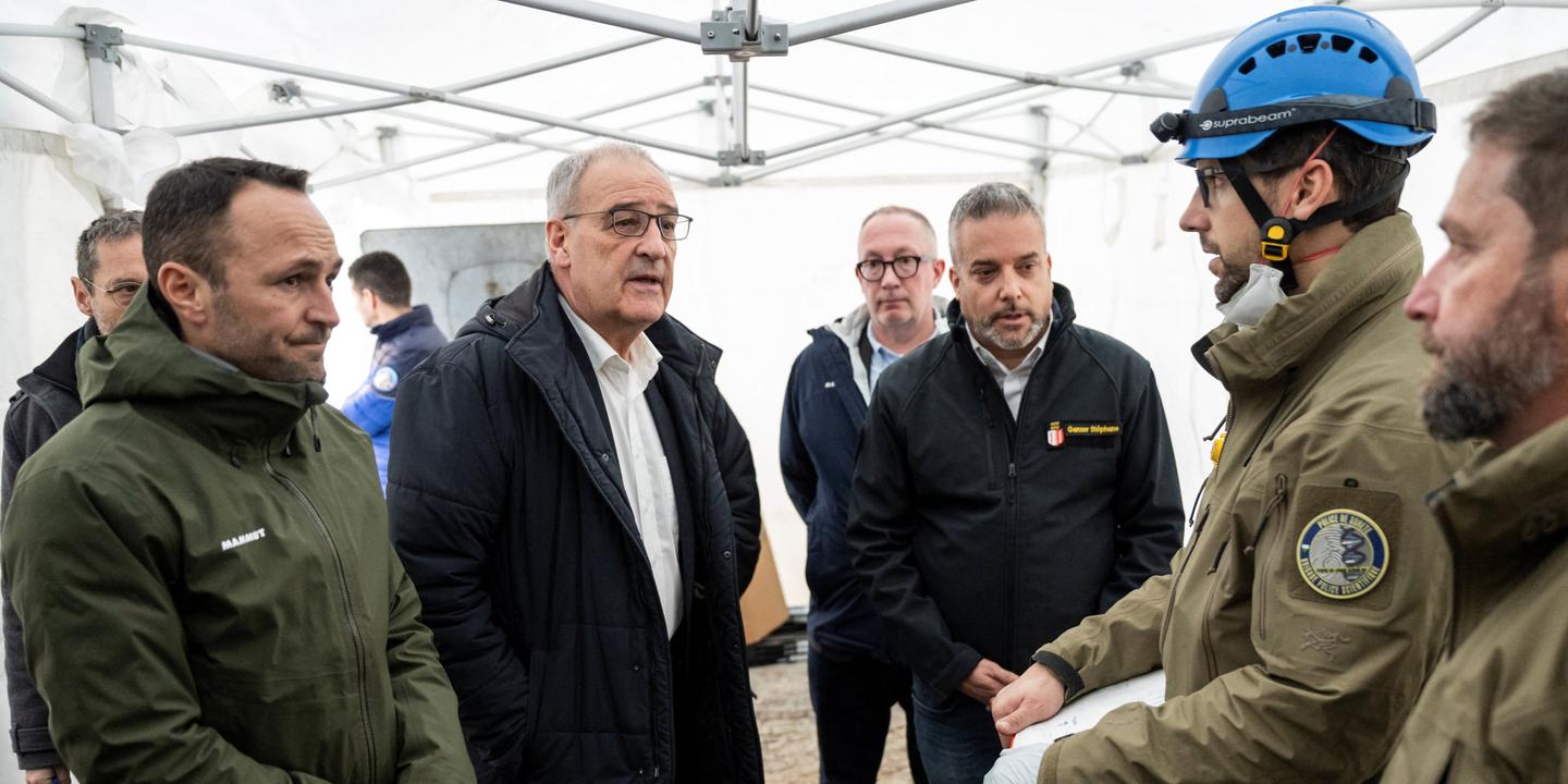 Scène de désolation après l'incendie du bar Le Constellation à Crans-Montana, avec des policiers et des secouristes.