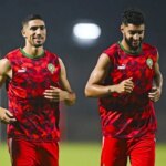 Ismael Saibari, milieu offensif du PSV Eindhoven, en action sur un terrain de football.