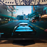 Moniteur gaming AOC Q27G4X affichant un jeu vidéo, avec ses caractéristiques principales.